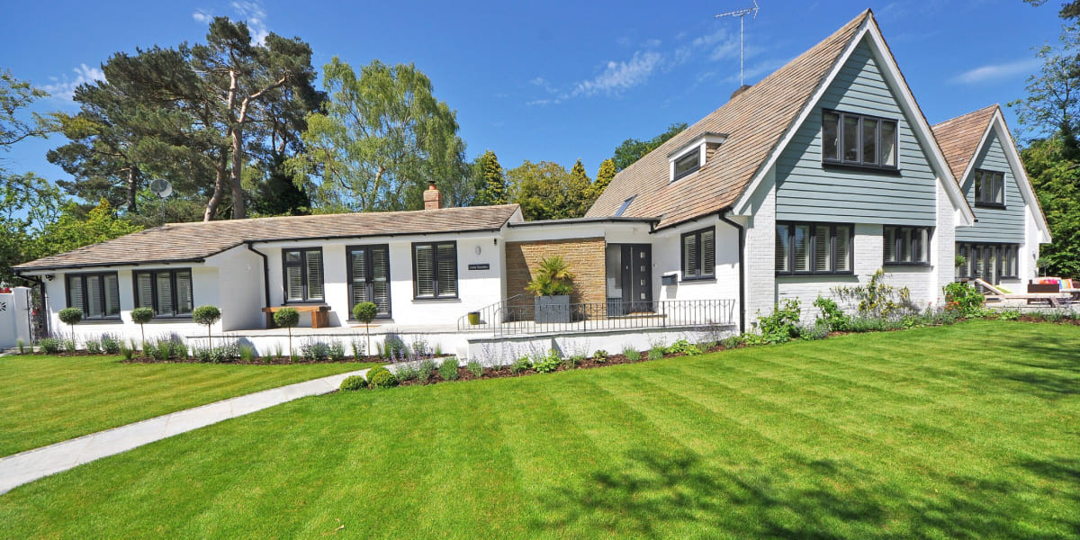 Газон у дома